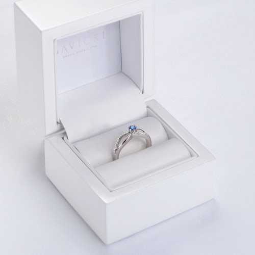 Pierścionek zaręczynowy SAVICKI: białe złoto, niebieski szafir, diamenty